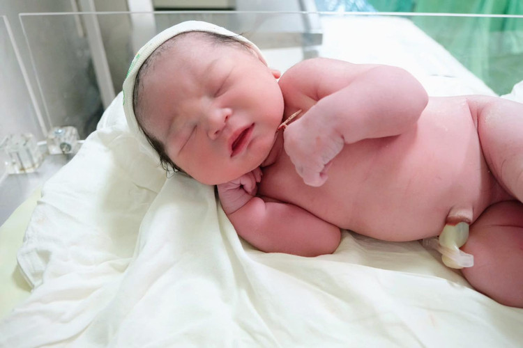 Bé ra đời cùng vòng tránh thai - Ảnh BVCC