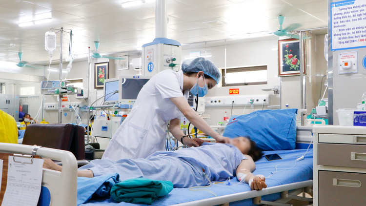 Thăm khám cho bệnh nhân sau nút mạch