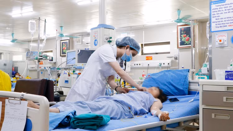 Thăm khám cho bệnh nhân sau nút mạch Thăm khám cho bệnh nhân sau nút mạch