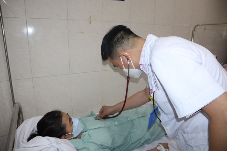 Thăm khám cho thai phụ bị sốt xuất huyết tại bệnh viện E