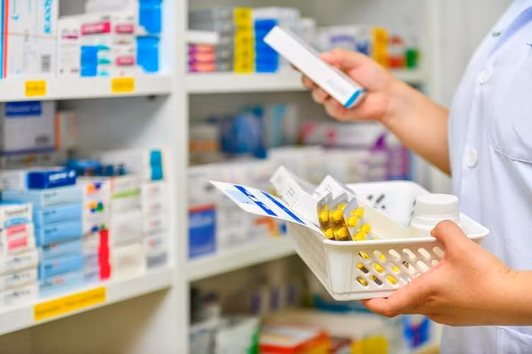 Nhiều giải pháp tháo gỡ khó khăn để người dân đủ thuốc, vật tư y tế chữa bệnh - Ảnh minh họa