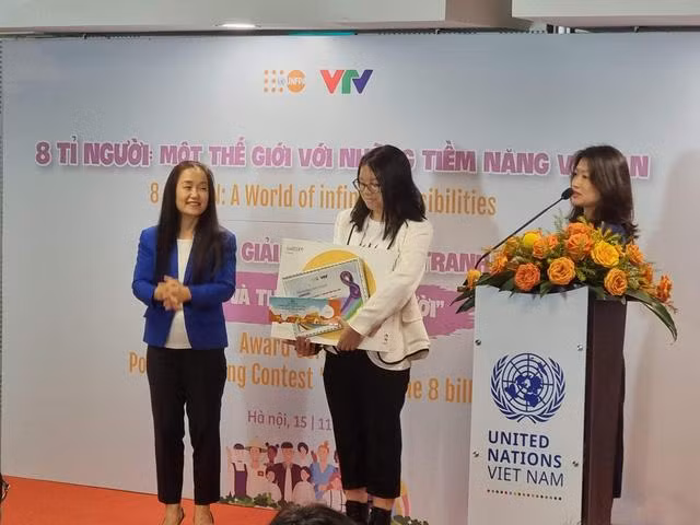 Trao giải đặc biệt cho thí sinh đoạt giải trong cuộc thi vẽ "tôi và thế giới 8 tỷ người