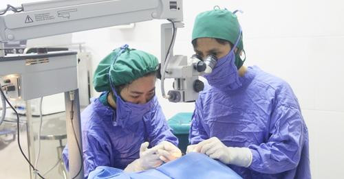 Ekip phẫu thuật do Ths. BS Nguyễn Hải Dương – Trưởng Khoa Mắt xử trí tổn thương xé rách nhãn cầu cho bệnh nhân