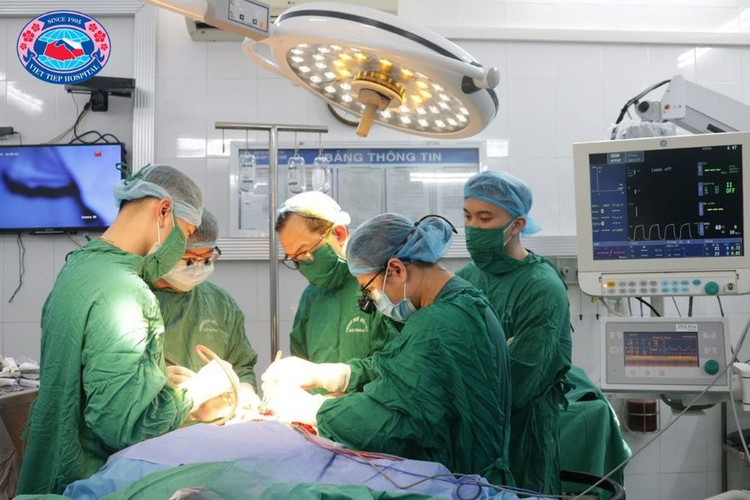 Ca phẫu thuật cho bệnh nhi bị chó cắn nát vùng mặt