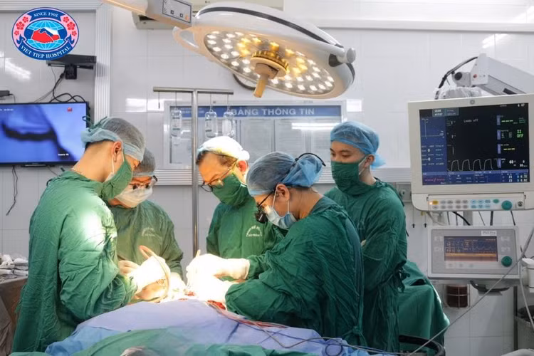 Ca phẫu thuật cho bệnh nhi bị chó cắn nát vùng mặt