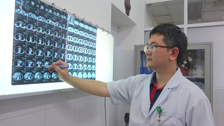 Bác sĩ đang xem phim chụp phổi biệt lập của bệnh nhân Bác sĩ đang xem phim chụp phổi biệt lập của bệnh nhân