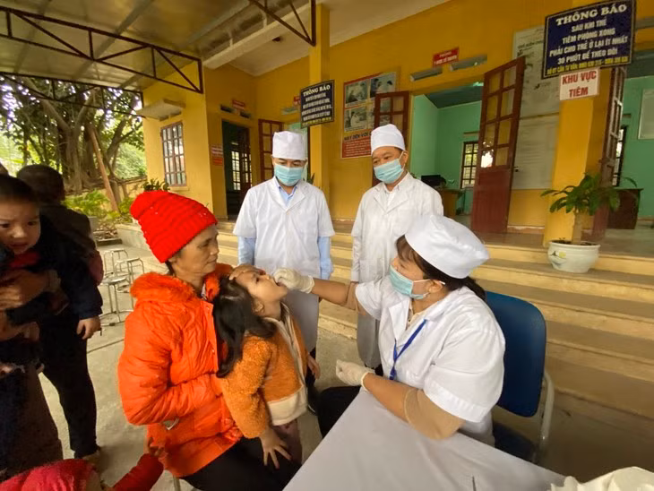 Phó Giám đốc Viện Dinh dưỡng Nguyễn Hồng Trường và BS. Lê Tiến Cương, Phó Giám đốc Trung tâm Kiếm soát bệnh tật tỉnh giám sát trẻ uống vitamin A - Ảnh Thúy Nga