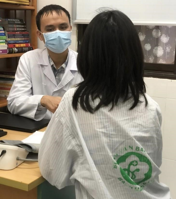 ThS.BS Vũ Sơn Tùng tư vấn cho bệnh nhân mắc bệnh rối loạn ăn uống tâm thần - Ảnh BVCC