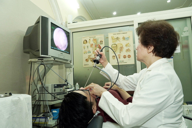 Ảnh: PGS.TS Nguyễn Thị Ngọc Dinh đang thăm khám cho bệnh nhân - Ảnh Trần Hải