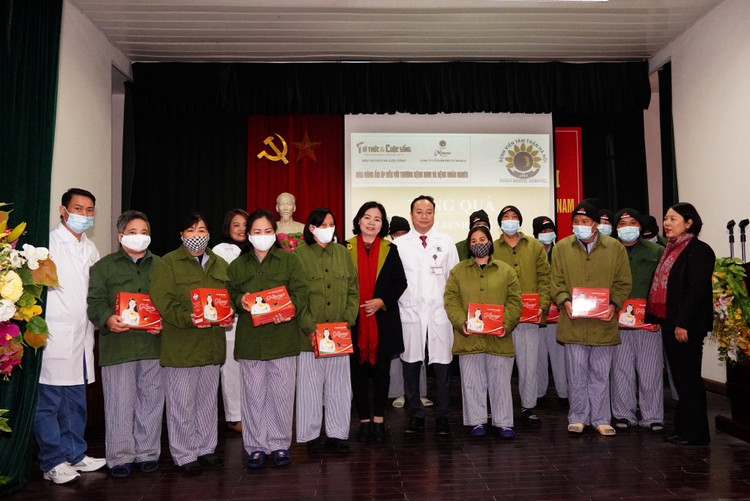 Trao quà cho bệnh nhân tại Bệnh viện tâm thần Hà Nội.