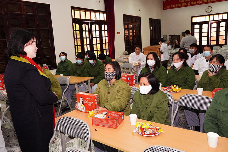 Bà Nguyễn Thị Thành Thực trò chuyện cùng các bệnh nhân.