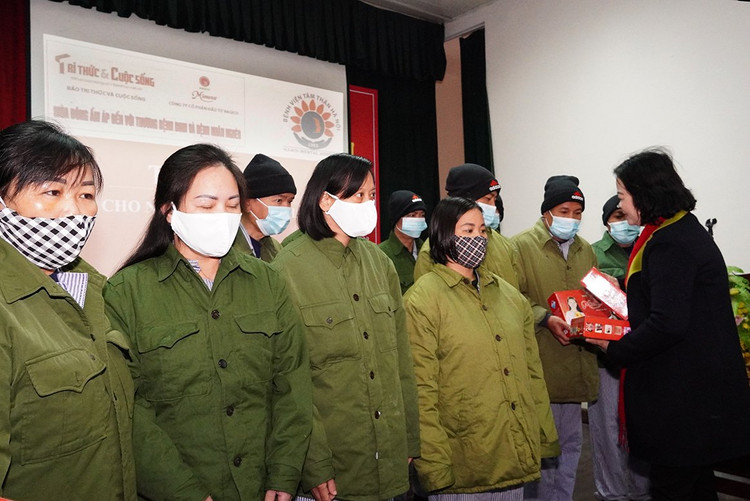 Báo Tri thức &amp; Cuộc sống và CTy cổ phần đầu tư Bagico trao túi sưởi cho bệnh nhân.