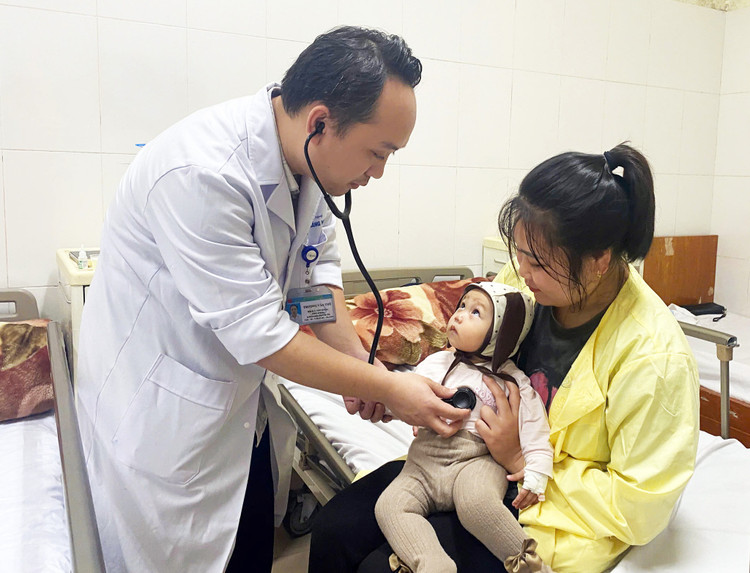 Thăm khám cho bệnh nhi tại thời điểm giao mùa - Ảnh BVCC