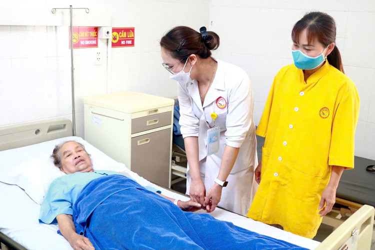 Thăm khám cho bệnh nhân sau phẫu thuật - Ảnh BVCC