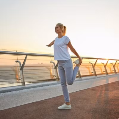 Đứng duỗi cơ tứ đầu - Ảnh BSCC Đứng duỗi cơ tứ đầu - Ảnh BSCC