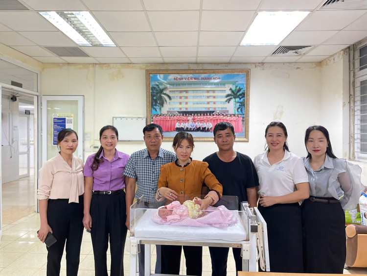 Bé bị bỏ rơi giòi bò khắp được Bệnh viện Nhi Thanh Hóa cứu sống - ảnh BVCC