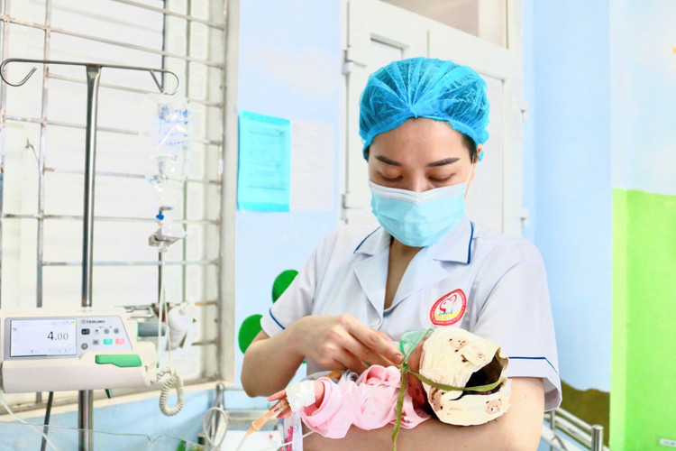 Công tác chăm sóc, điều trị trẻ sinh non, nhẹ cân vô cùng vất vả - Ảnh BVCC