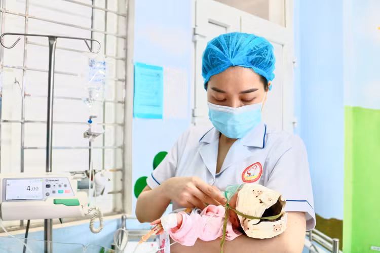 Công tác chăm sóc, điều trị trẻ sinh non, nhẹ cân vô cùng vất vả - Ảnh BVCC