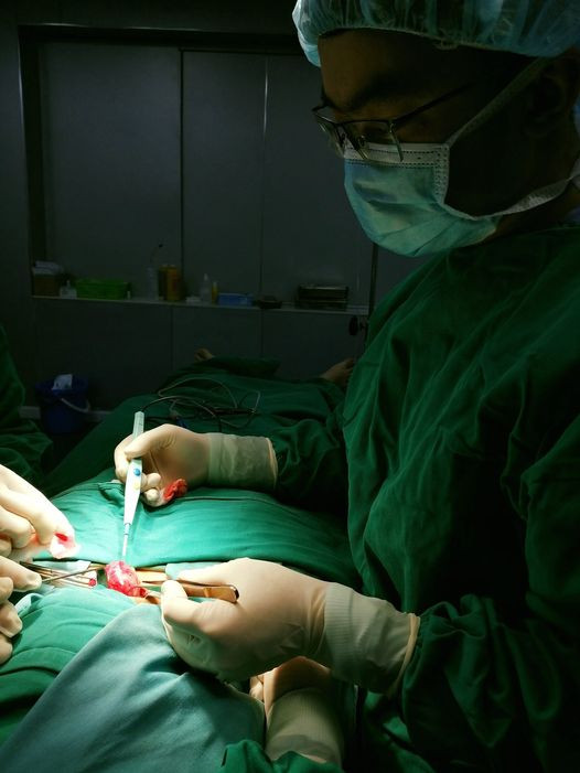 ThS.BS Nguyễn Xuân Tuấn phẫu thuật cho bệnh nhân ung thư tuyến giáp - Ảnh BVCC ThS.BS Nguyễn Xuân Tuấn phẫu thuật cho bệnh nhân ung thư tuyến giáp - Ảnh BVCC