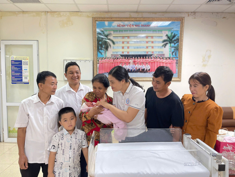 Bé bị bỏ rơi đã có mái ấm mới - Ảnh BVCC