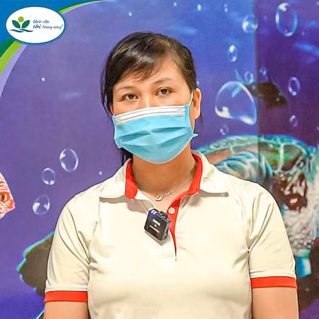 Mẹ bệnh nhi N.V.V nghẹn ngào kể lại hành trình chữa bệnh cho con - Ảnh BVCC