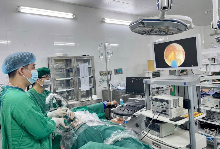 Tán sỏi tiên tiến cứu thận duy nhất cho người đàn ông 46 tuổi - Ảnh BVCC