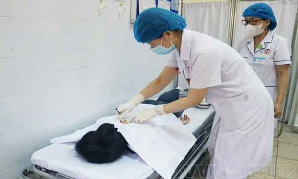 Thực hiện cấy chỉ cho bệnh nhân - Ảnh BVCC Thực hiện cấy chỉ cho bệnh nhân - Ảnh BVCC