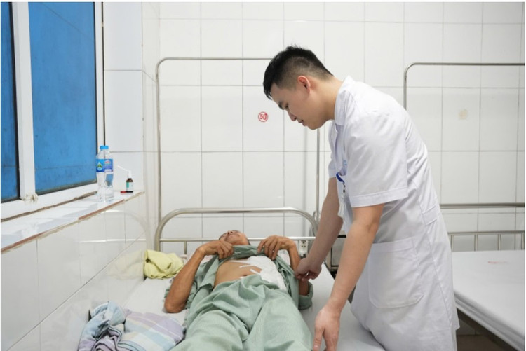 ThS. BSNT Lê Bá Khánh – phẫu thuật viên Khoa Ngoại Tổng hợp, Bệnh viện Bãi Cháy thăm khám cho bệnh nhân sau phẫu thuật - Ảnh BVCC