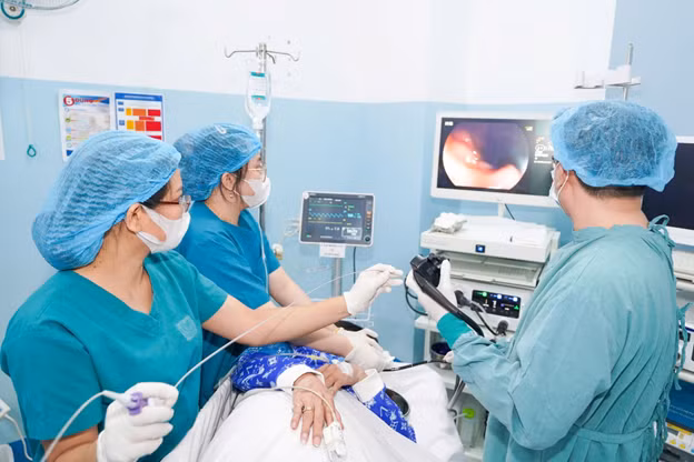 Nội soi tiêu hóa, gắp thành công dị vật là viên thuốc còn nguyên vỏ bọc với các cạnh sắc nhọn - Ảnh BVCC