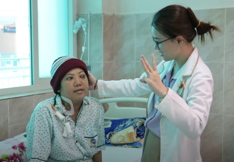 Kiểm tra mắt bệnh nhân sau phẫu thuật - Ảnh BVCC