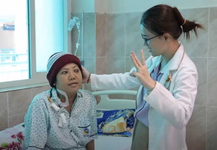 Kiểm tra mắt bệnh nhân sau phẫu thuật - Ảnh BVCC