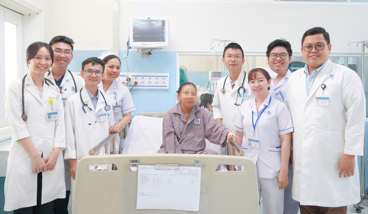 Chị H. chuẩn bị xuất viện trong niềm vui chung của nhân viên y tế ở khoa Hồi sức tim mạch, Bệnh viện Nhân dân Gia Định - Ảnh BVCC