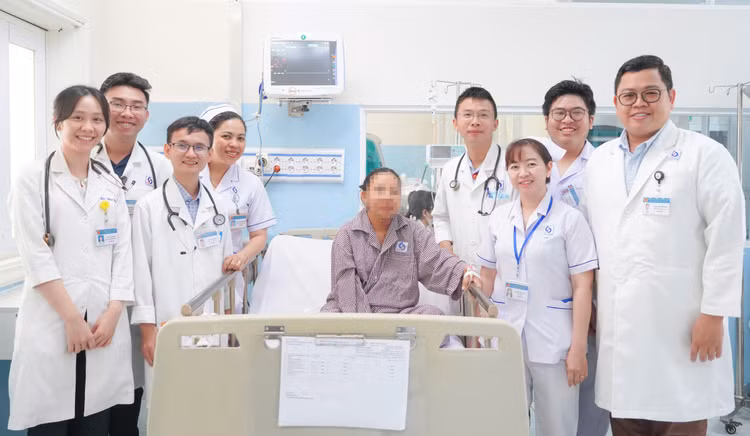 Chị H. chuẩn bị xuất viện trong niềm vui chung của nhân viên y tế ở khoa Hồi sức tim mạch, Bệnh viện Nhân dân Gia Định - Ảnh BVCC