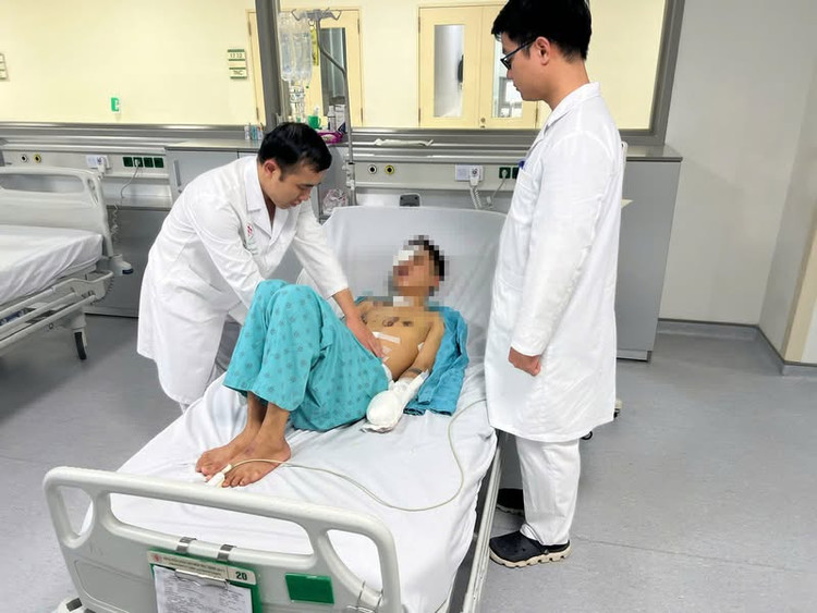 Thăm khám cho bệnh nhân đa chấn thương do nổ bình gas - Ảnh BVCC