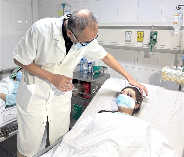 Một bệnh nhân bị biến chứng sau khi tiêm filler được chăm sóc, điều trị tại Bệnh viện Hữu nghị Việt-Đức - Ảnh BVCC