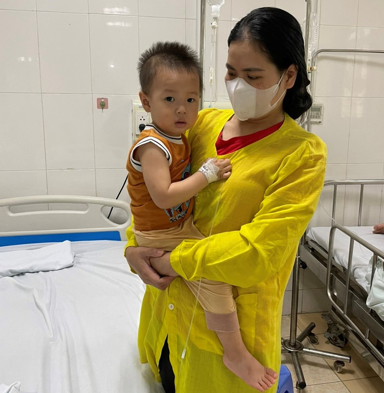 Rất may, trẻ được phát hiện sớm và đưa lên bệnh viện kịp thời, đến thời điểm hiện tại trẻ đã ổn định