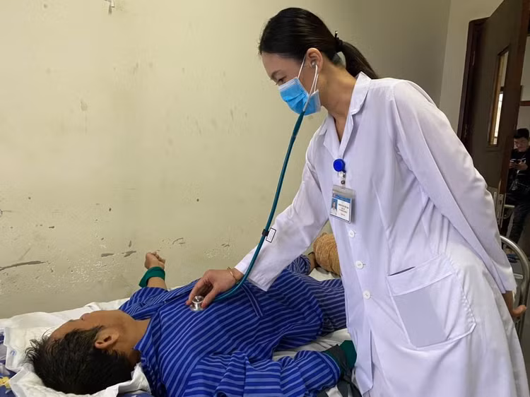 Bệnh nhân rối loạn tâm thần do rượu có biểu hiện mê sảng, dễ bị kích động, không điều khiển được cảm xúc