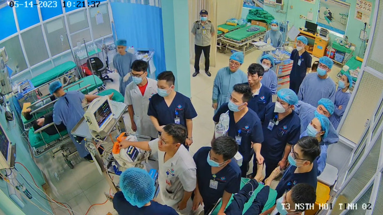 Nội soi phế quản, bệnh nhân 30 tuổi bị ngừng tuần hoàn ảnh 1