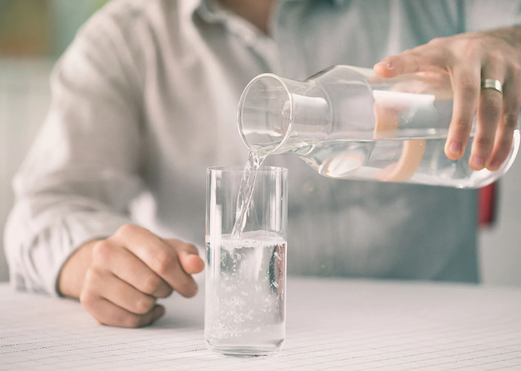 Uống nước mà thấy các dấu hiệu này, khả năng cao gan thận yếu