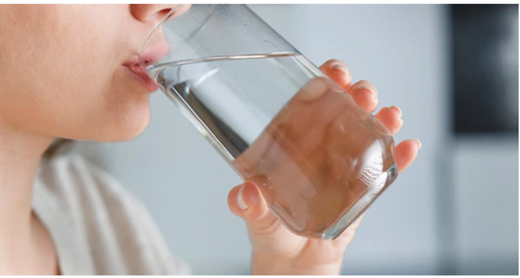 Uống đủ nước giúp thận khỏe - Ảnh minh họa