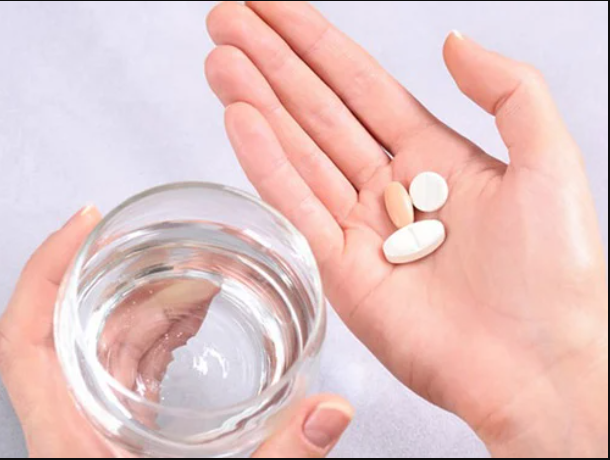 Không nên uống nhiều nước và thuốc canxi, vitamin trước khi ngủ - Ảnh minh họa