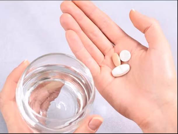 Không nên uống nhiều nước và thuốc canxi, vitamin trước khi ngủ - Ảnh minh họa