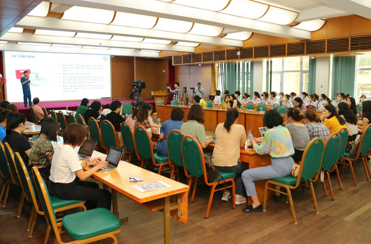 BS Ngô Đức Hùng cung cấp kỹ năng sơ cấp cứu cơ bản cho các nhà báo