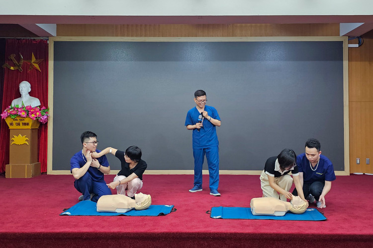 Các bác sĩ hướng dẫn thực hành cho các nhà báo