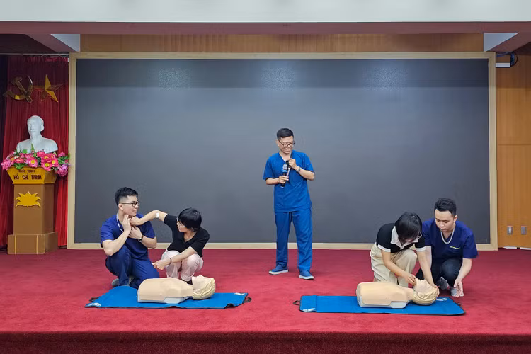 Các bác sĩ hướng dẫn thực hành cho các nhà báo