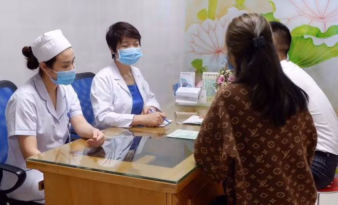 Các bác sĩ bệnh viện Phụ sản Hà Nội tư vấn cho cặp vợ chồng tới khám sức khỏe tiền hôn nhân