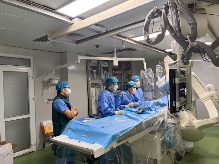 Ekip can thiệp cho người bệnh