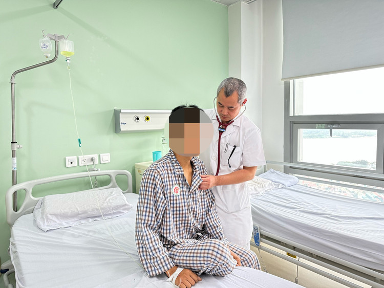 TS.BS Ngô Vi Hải, thăm khám cho bệnh nhân