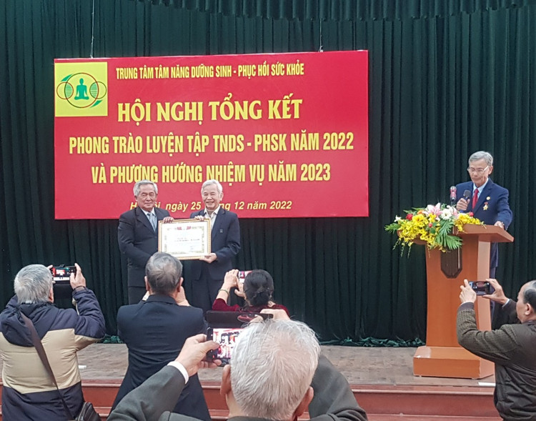 Ông Nguyễn Văn Soạn, Phó giám đốc Trung tâm nhận bằng khen từ Tổng giám đốc Liên hiệp UIA Vũ Thế Khanh.