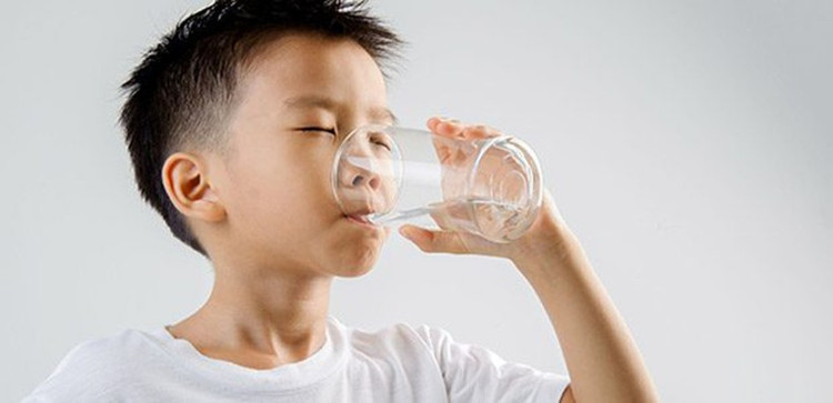 Hãy luôn ngồi khi uống và uống từ từ. (Ảnh: ITN)